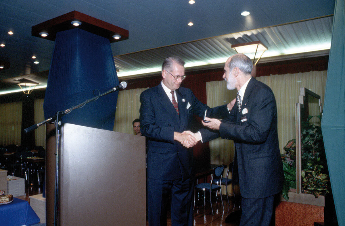 Geneva: Vinton Cerf receiving the ITU silver medal from Dr Pekka Tarjanne for his outstanding contribution to the development of the Global Information Infrastructure, of which the Internet forms an integral part