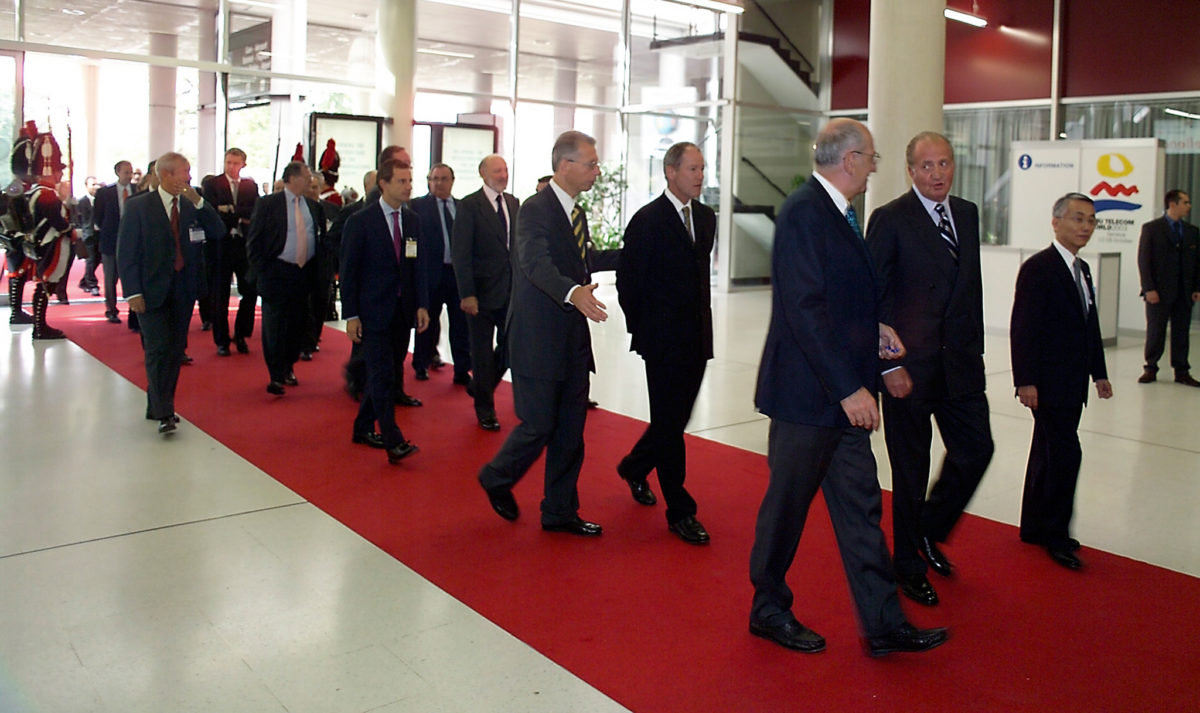 Geneva: His Majesty King Juan Carlos I of Spain (centre) arriving for the opening ceremony of ITU Telecom World 2003